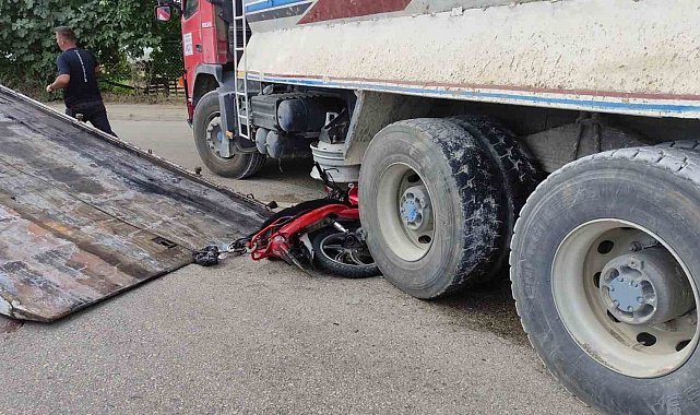 Bursa'da motosiklet kamyonun altına girdi: 1 yaralı