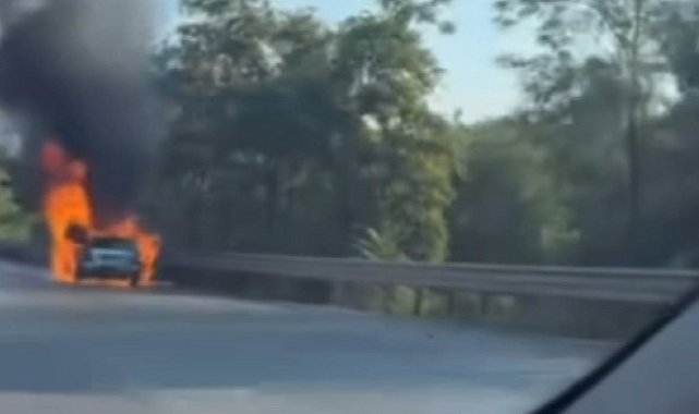 Bursa'da otomobil alev alev yandı