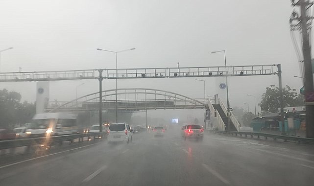 Bursa'da yollar dereye, merdivenler şelaleye döndü