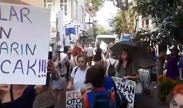 Büyükada'da "Azmanbüsler" davul zurna eşliğinde protesto edildi
