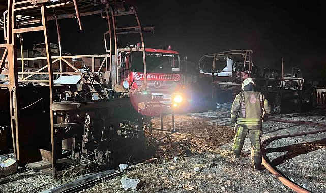 Büyükçekmece'de hurda otobüslerin bulunduğu alanda yangın