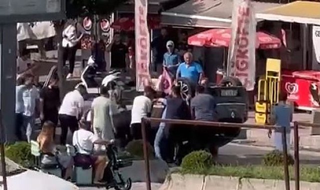 Büyükçekmece'de tuhaf kaza kamerada: Düz yolda kaldırıma çarpıp böyle devrildi
