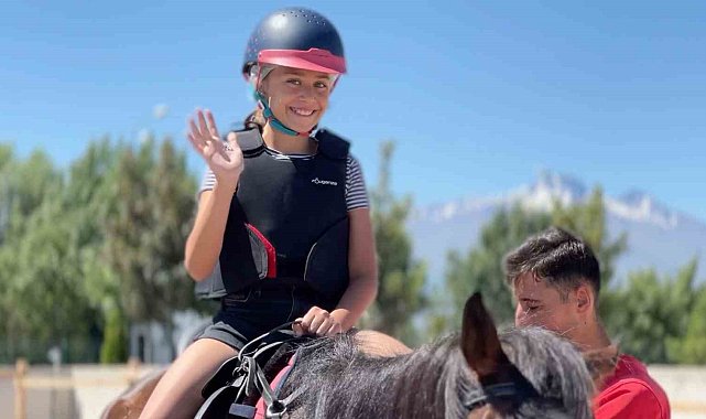 Büyükşehir Belediyesi'nin binicilik eğitimlerine yoğun ilgi