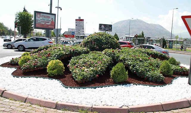 Büyükşehir kentin dört bir yanını 800 bin adet çiçek ile donattı