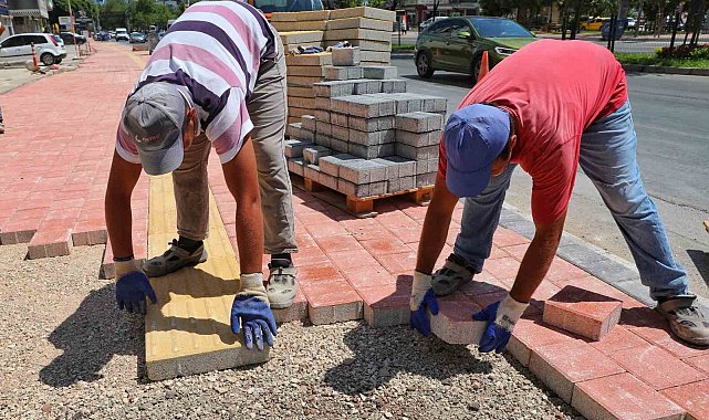 Büyükşehir Mevlana Caddesi'nde kaldırımları yeniliyor