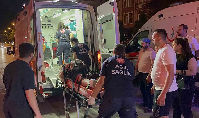 Caddeden karşıya geçen yayalara motosiklet çarptı: 1&#039;i ağır 3 yaralı