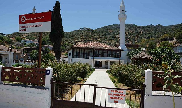 Cami imamından dikkat çeken tabela: "Namazın kılınmadan namazını kıl" yazısı cemaati artırdı