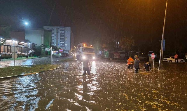 Çarşamba'yı sel aldı, ekipler arı gibi çalıştı