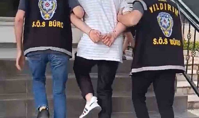 Çatıdan havaya defalarca ateş açmıştı: Çatıdan çatıya kaçarken yakalandı