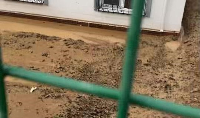 Çayırova'da yollar göle döndü, evleri su bastı