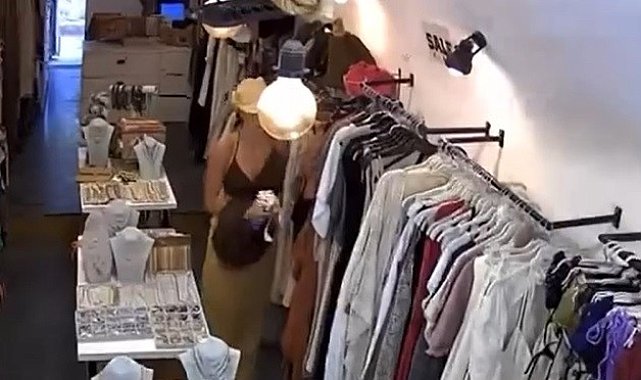 Çeşme'de hırsızlık yapan turist, iş yeri sahibine mail atıp özür diledi... Hırsızlık anları kamerada