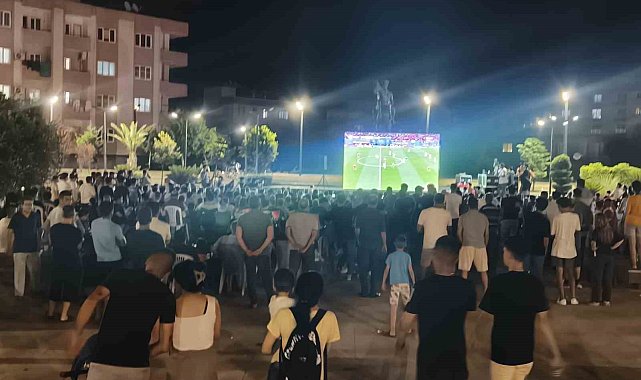 Ceyhan'da Türkiye-Avusturya maçı heyecanı dev ekranda yaşandı