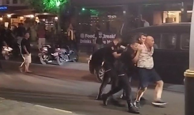 Çılgına dönen grubu polis bile ayıramadı, kimse kavganın sebebini anlamadı
