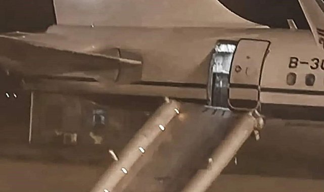 Çin'de tuvaleti arayan yolcu, yanlışlıkla tahliye kaydırağını açtı