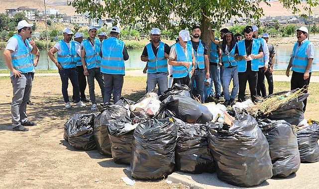 Cizre'de denetimli serbestlik yükümlüleri parkları temizledi