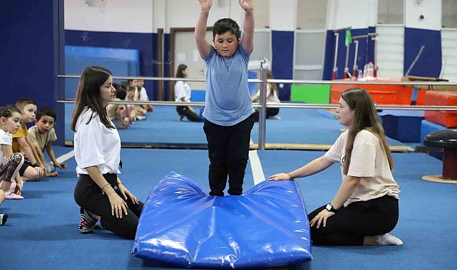 Çocuklar spor okullarında hem fiziksel hem de zihinsel olarak kendilerini geliştiriyor