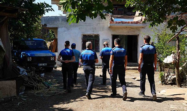 Çöp evden 42 kamyon çöp çıkardı