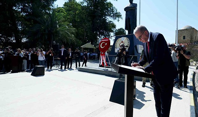 Cumhurbaşkanı Erdoğan, Atatürk Anıtı'na çelenk sundu