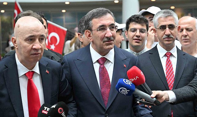 Cumhurbaşkanı Yardımcısı Yılmaz, 15 Temmuz Anıtı'na çelenk bıraktı