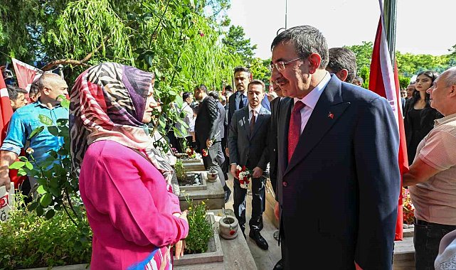 Cumhurbaşkanı Yardımcısı Yılmaz, 15 Temmuz şehitliğini ziyaret etti