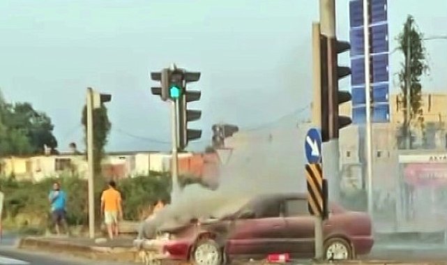 D-100'de otomobil alev aldı, yolu duman kapladı