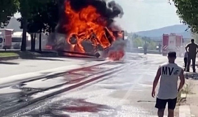 D-650'de korku dolu anlar: Atık kağıt yüklü tır alev topuna döndü