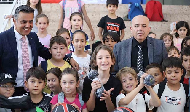 Denizli'de 6 okuldaki özel öğrencilere spor malzemesi dağıtıldı