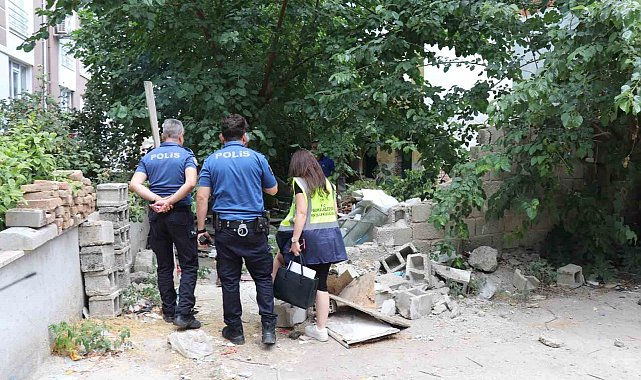 Denizli'de tehlike oluşturan 50 yıllık metruk yapı yıkıldı