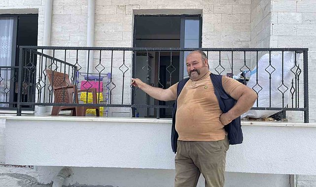 Deprem konutlarının ilk misafiri Vali Yılmaz oldu