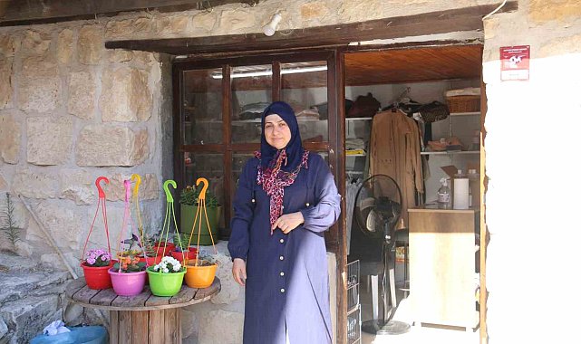 Depremde evi ve 2 katlı iş yeri yıkılan kadın, 12 metrekarelik mağazasında hayata tutundu