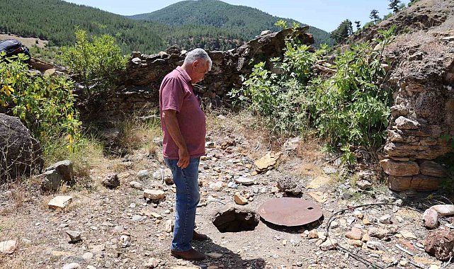 Depremde suyu çekilen kuyunun etrafındaki hayvanlar telef oluyor