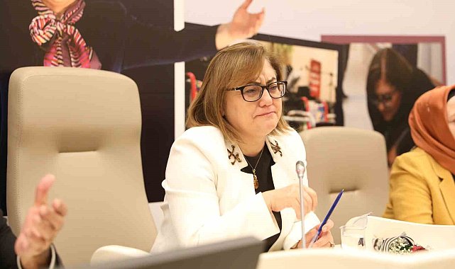 Depremzede vatandaşlarla bir araya gelen Şahin gözyaşlarını tutamadı