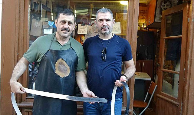 Deri kemer üzerine hayalleri işliyor