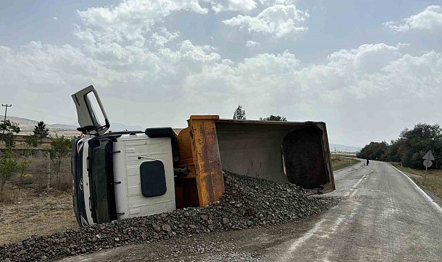 Devrilen hafriyat kamyonu sürücüsü yaralandı