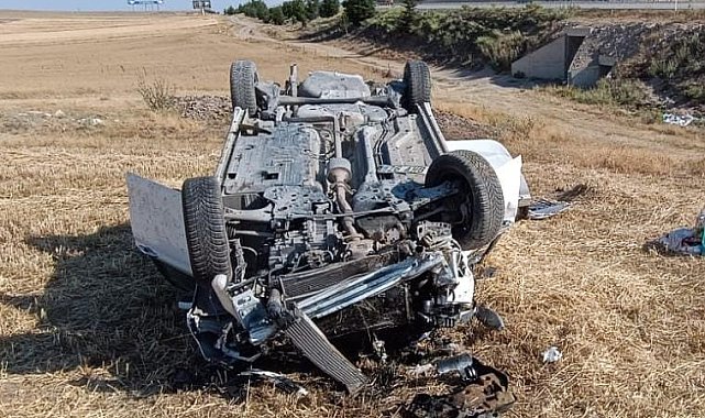 Devrilen otomobilde 2 kişi yaralandı