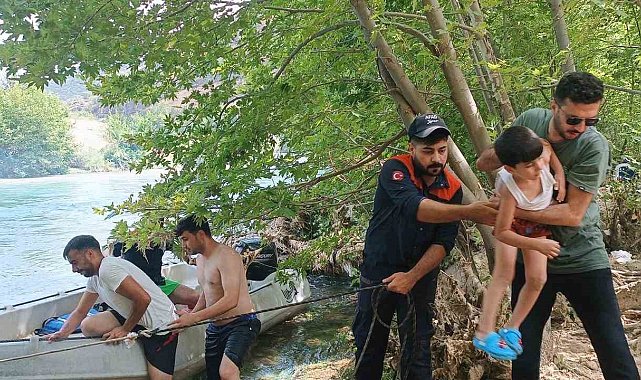 Dicle Nehri'nde mahsur kalan 10 kişilik aile kurtarıldı
