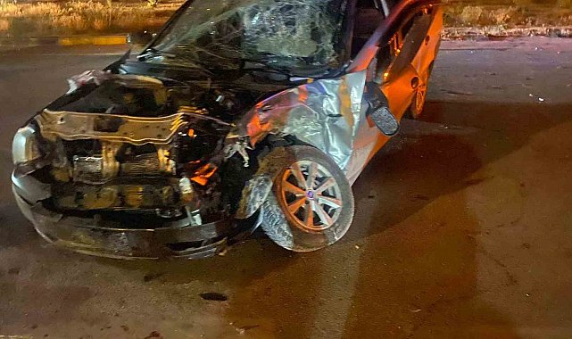 Direksiyon hakimiyetini kaybeden otomobil ağaca çarptı: 3 yaralı