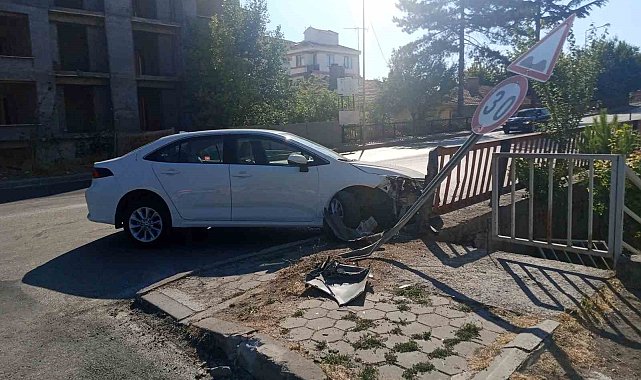 Direksiyon hakimiyetini kaybeden sürücü köprü bariyerine çarparak durabildi
