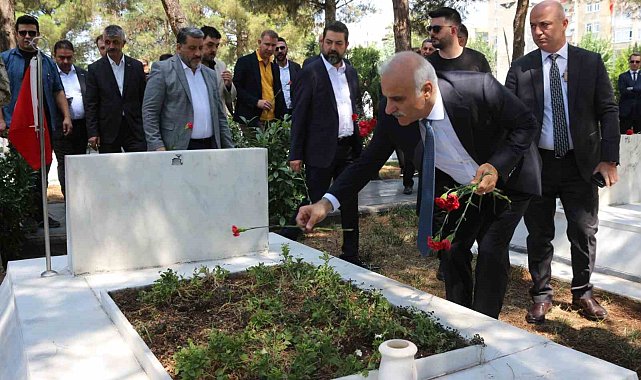 Diyarbakır'da 15 Temmuz Demokrasi ve Milli Birlik Günü etkinlikleri şehitlik ziyaretleriyle başladı