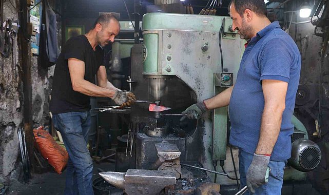 Diyarbakır'da kavurucu sıcaklara rağmen ateş önünde baba mesleğini 24 yıldır sürdürüyor