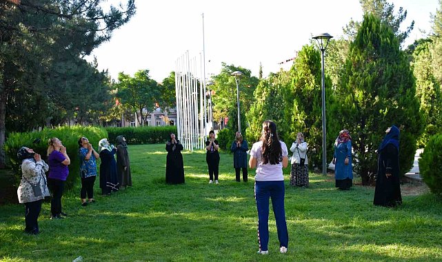 Diyarbakır'da parklarda eğitmenler eşliğinde 'Sabah sporları' yapılıyor