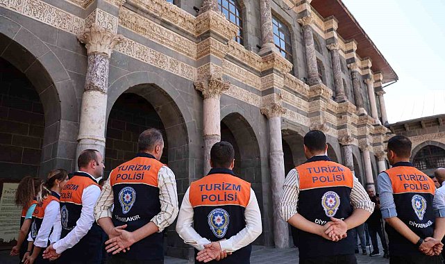 Diyarbakır'da "Turizm Polisi" 5 dilde ziyaretçilerle ilgileniyor