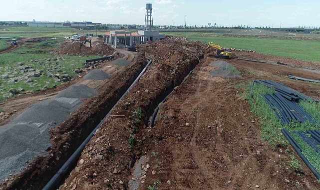 Diyarbakır'da TOKİ deprem konutlarının içmesuyu isale hattında çalışmalar devam ediyor