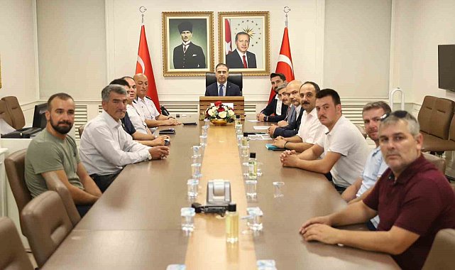 Doğalgaz için yolu trafiğe kapatan köyüler vali ile görüştü