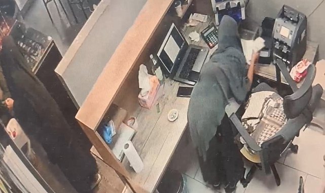 Dolar ve euroları çalarken suçüstü yakalandılar, ne yapacakları şaşırdılar