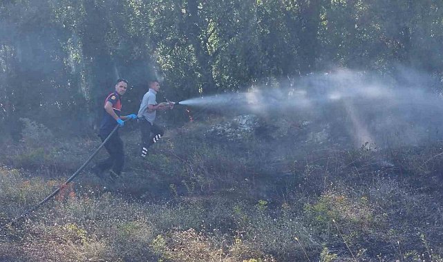 Domaniç'te makilik alanda çıkan yangın korkuttu