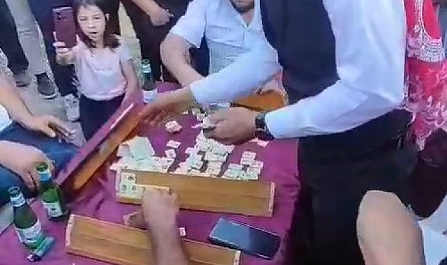 Düğün konvoyunun önünü böyle kesip, damattan bahşişi kopardılar