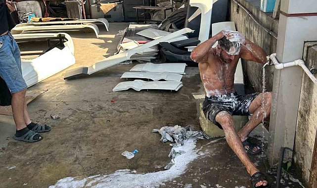 Dükkanın önünde duş alan işçiye deterjanlı şaka