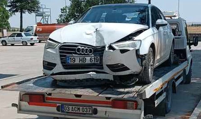 Duvara çarpan otomobilde biri çocuk 2 kişi yaralandı