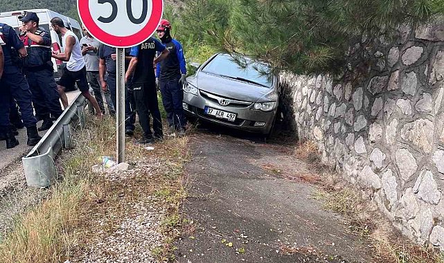Duvara çarpan otomobildeki 3 kişi yaralandı